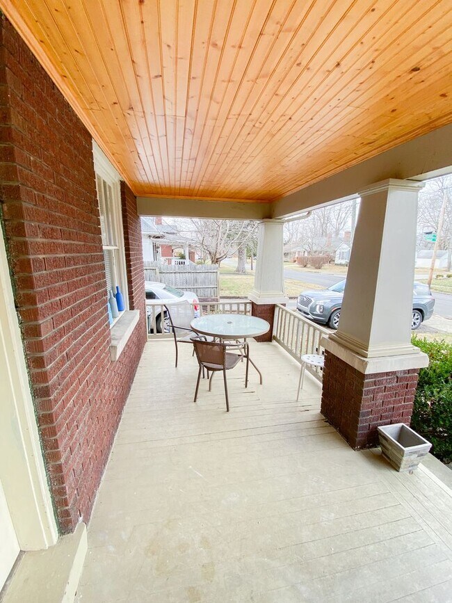 Building Photo - 722 Sunset Dr