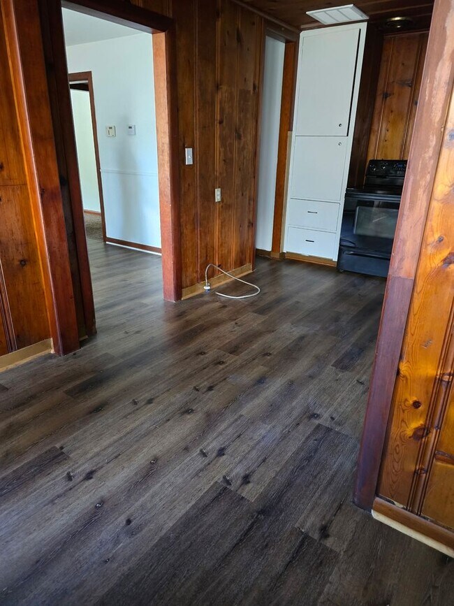 Building Photo - Spacious 2 Bedroom, 1.5 Bath Home in Sprin...