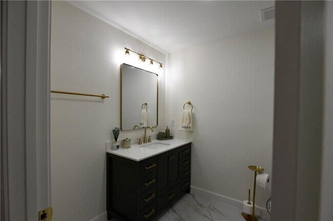 Building Photo - 1805 Kingsbridge Ct