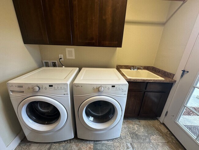 Building Photo - Bucking Horse Townhome