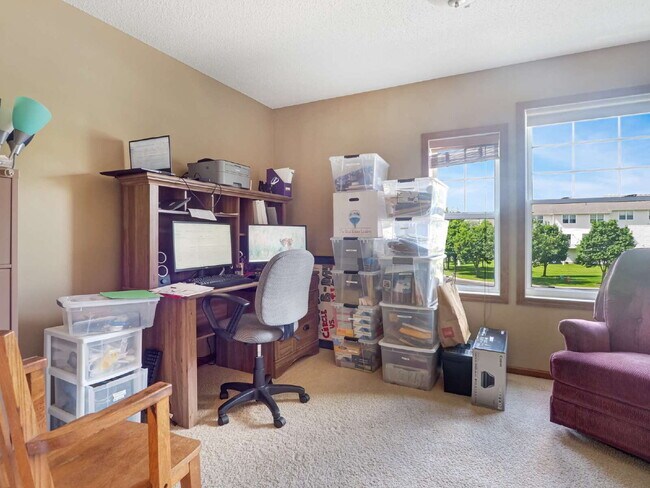 Building Photo - 3 Bedroom End Unit Townhome Available Sept...