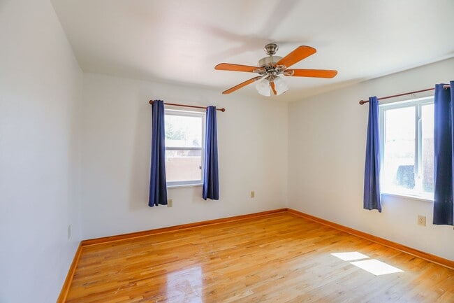 Building Photo - Roomy 3 Bedroom Home with Two Living Spaces