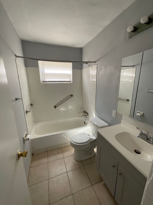Building Photo - Absolutely Adorable two bedroom is move in ready!