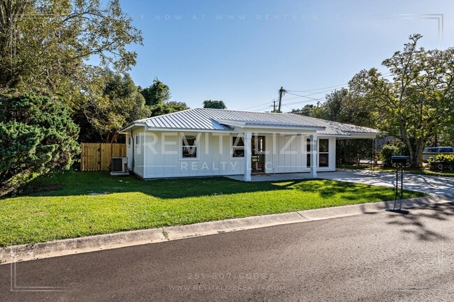 Building Photo - Perfect 3 Bd / 2 Ba Olde Towne Daphne Home!