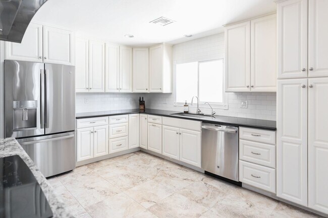 Building Photo - 2199 Sq Ft 4 bedroom 2 bath with Pool & Pool Table - Under Market Rate!