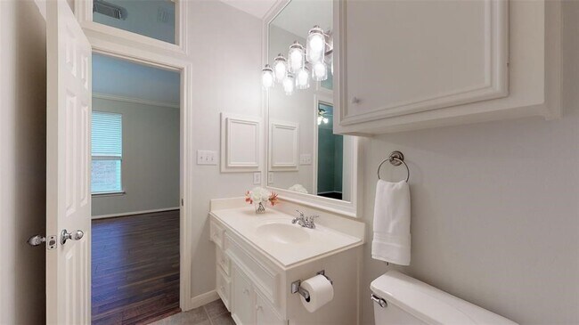 Building Photo - 2104 Gillette St