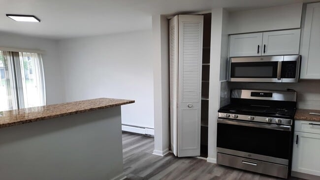Building Photo - Spacious & Updated 2-Bed, 2-Bath Condo in ...