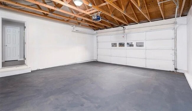 Building Photo - Beautifully Remodeled 2 Bed 1 Bathroom Home!