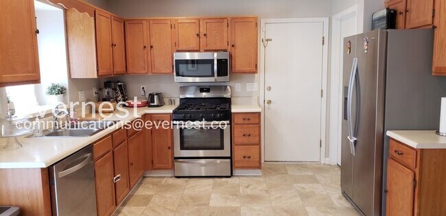 Building Photo - 3 bed/2.5 bath Spacious Home with Fenced Yard and Attached Garage! Coming Soon