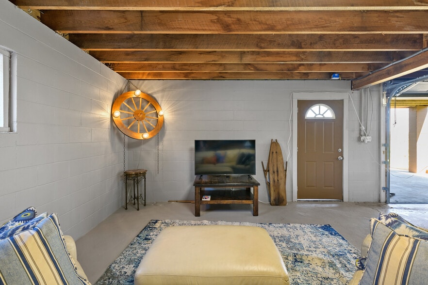 Building Photo - 9812 Creek Bank Dr