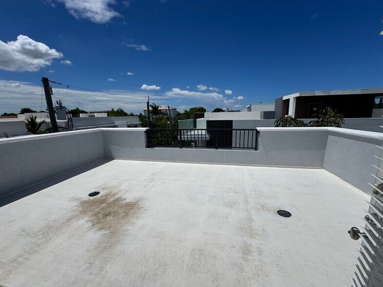 Building Photo - 2515 NE 18th St