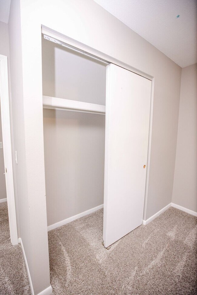 Building Photo - Beautiful Condo for Rent - Appliances included, washer and dryer hook ups, one and half bath, ver...