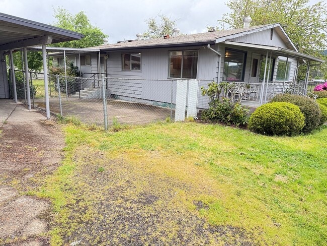 Building Photo - Huge 4 bedroom 2 bath house!