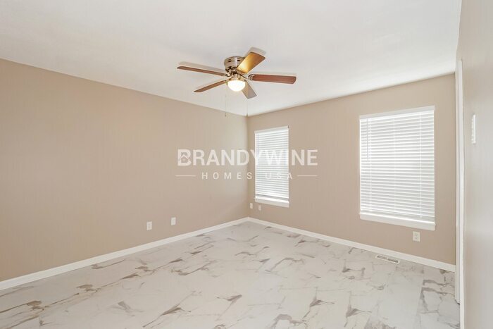 Building Photo - 13707 Bennington Ave