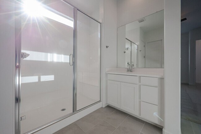 Building Photo - Beautiful 4 bedroom plus den home in Aloravita