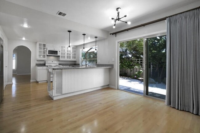 Building Photo - 976 Pizarro Ln