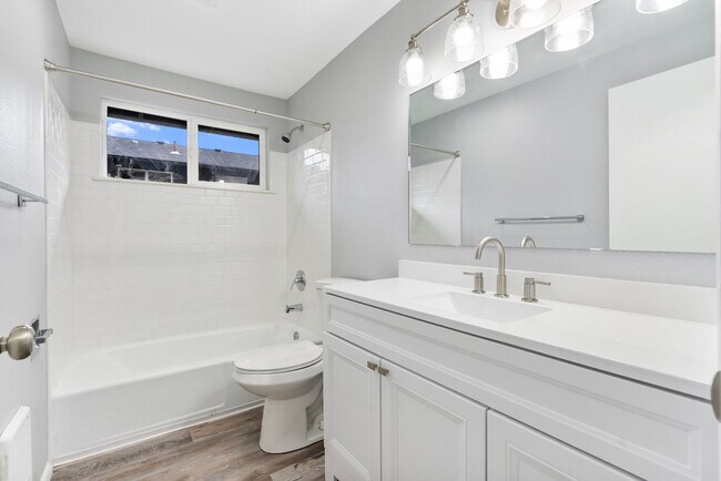 Building Photo - Charming, newly renovated West Linn apartment