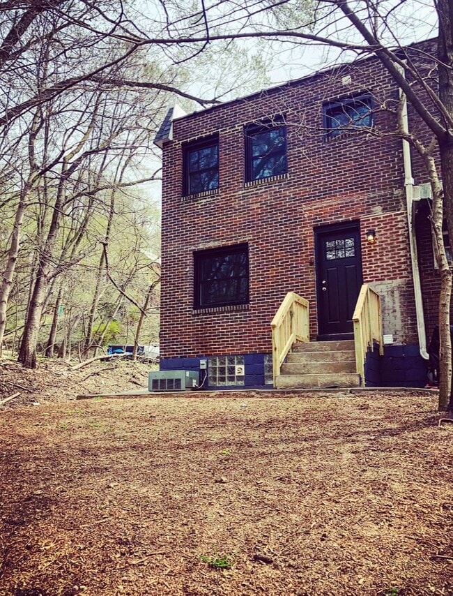 Building Photo - MODERN 2 BEDROOM, 1 BATHROOM TOWNHOUSE - GARFIELD