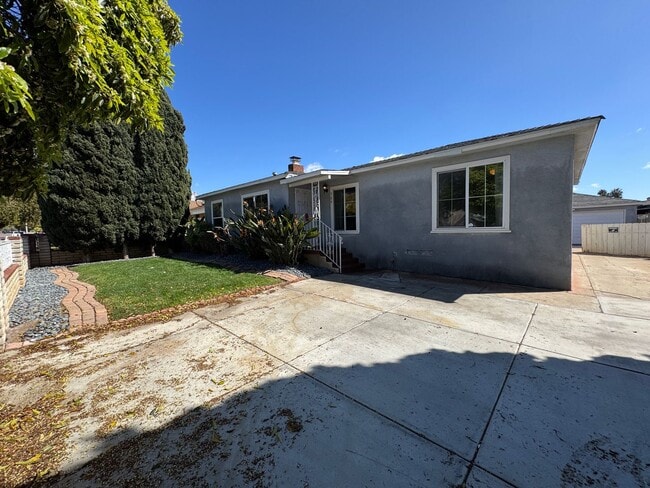 Building Photo - Charming 3-Bedroom Home with a spacious yard and modern amenities in Chula Vista