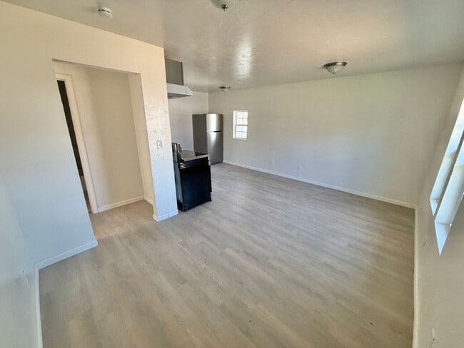 Building Photo - 2 bed newly renovated!