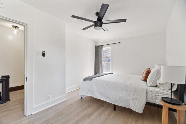 Building Photo - Renovated Historic Townhome — 2BR, 1,000 Sq Ft, West Central