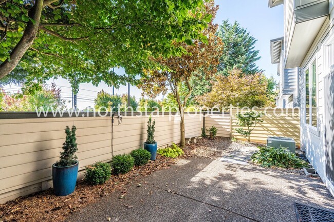 Building Photo - Beautiful Lake Oswego Townhome