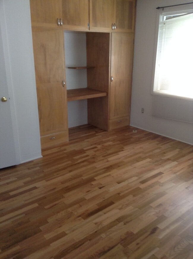 Building Photo - Beautiful 5 BR Campus Home w/Large Fenced Yard