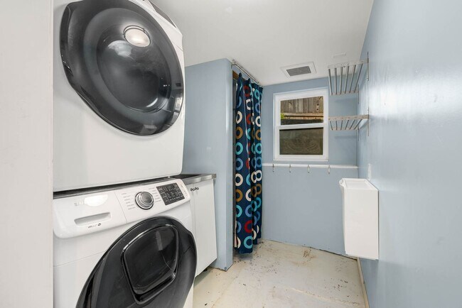 Building Photo - 4032 37th Ave SW