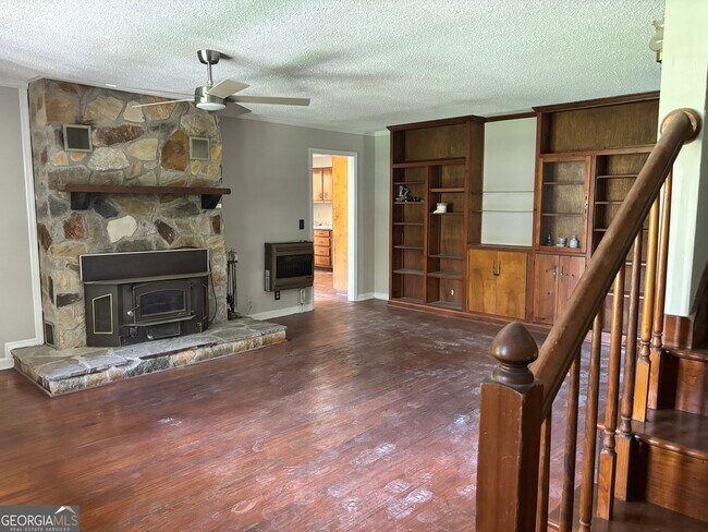 Building Photo - 559 Stringer Rd