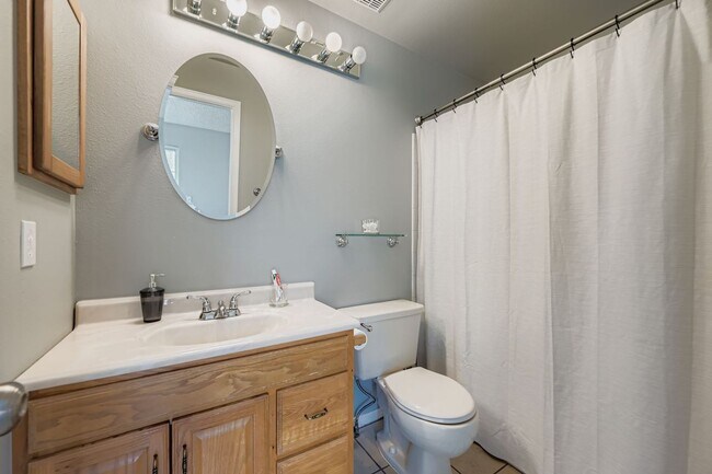 Building Photo - Cozy Furnished Home in Quiet Louisville Neighborhood