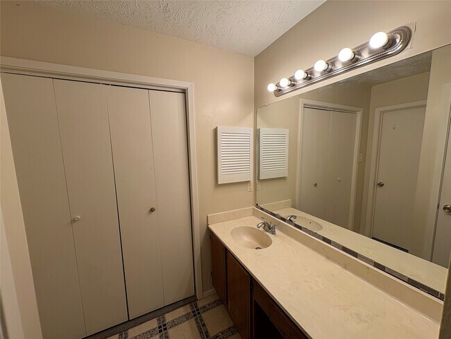 Building Photo - 10607 Staghill Dr