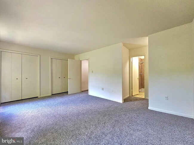 Building Photo - 4719 Gainsborough Dr