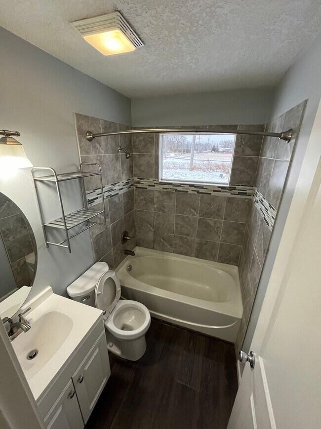 Building Photo - New 3 bedroom listing! Move in special!