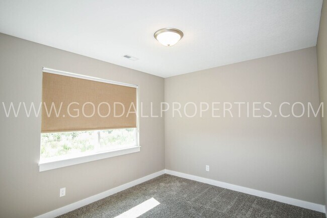 Building Photo - MUST SEE!!! Beautiful two story with 4 Bed, 2.5 Bath Home in De Soto.