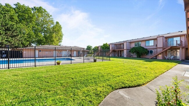 Building Photo - Charming 2-Bed, 1-Bath Condo for Lease at Ivy Club – Low Maintenance Living