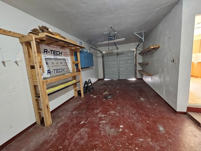 Building Photo - 3 Bedroom / 2 Bath Home with Refrigerated Air & 1-Car Garage 6 Month Lease!