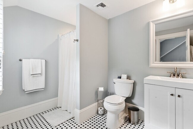 Building Photo - 205 Sohier St