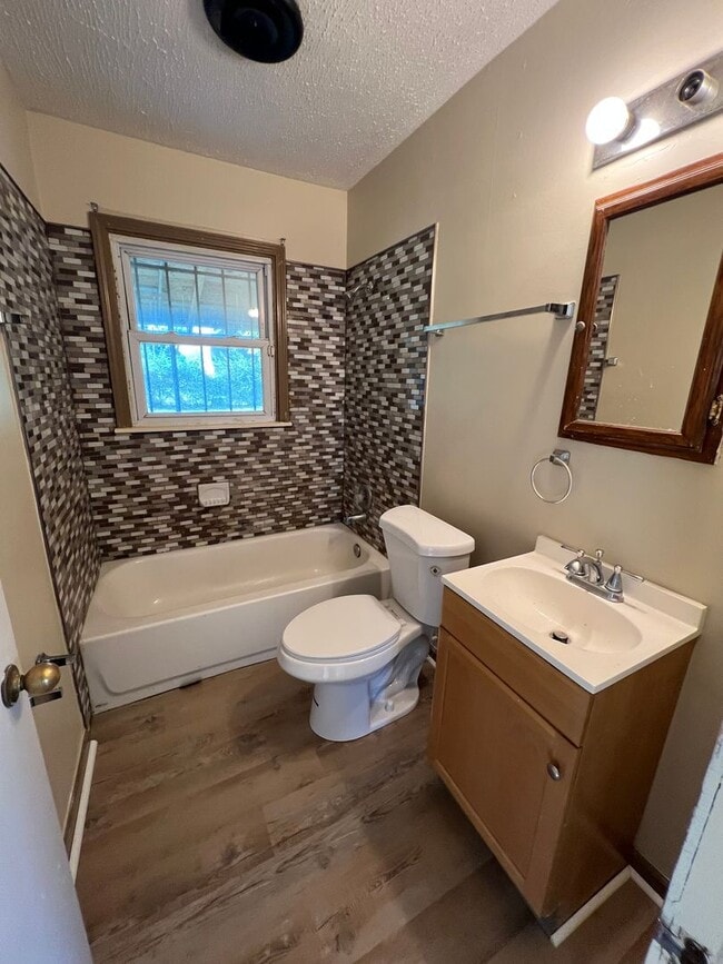 Building Photo - 2 bedrooms 1 bathroom house