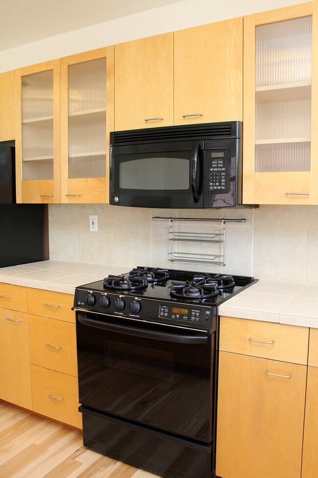 Building Photo - Spacious 2 Bedroom Corner Unit in Stylish ...