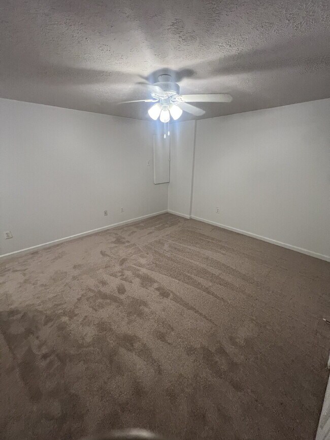 Building Photo - Charming 3-Level Townhome in Prime North Stafford Location