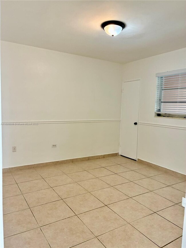 Building Photo - 539 W 40th Pl