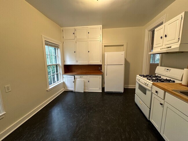 Building Photo - Single Family Heritage Hill Home! Two Bedr...