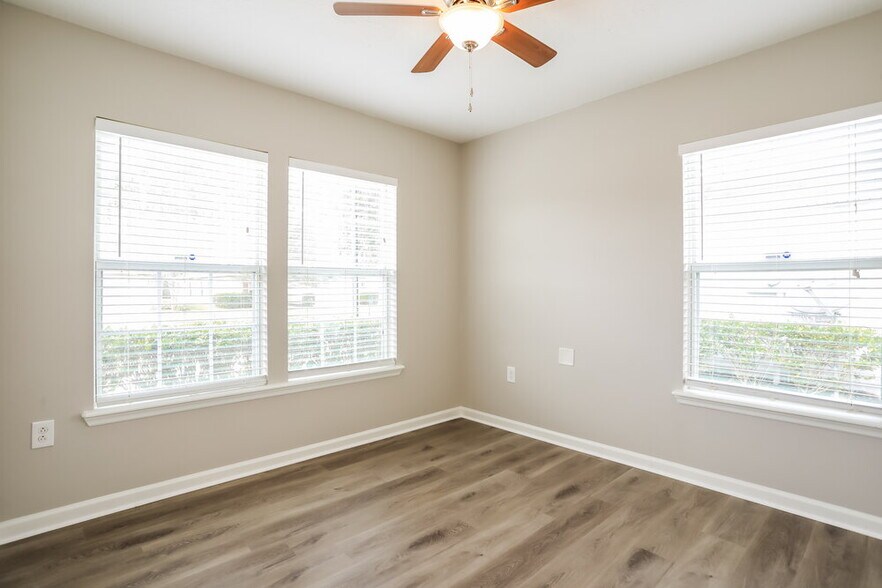 Building Photo - 4878 Creek Bluff Ln