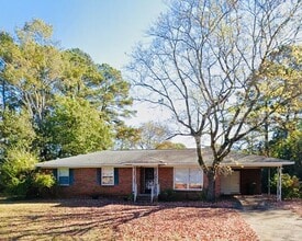 Building Photo - Fenced yard!