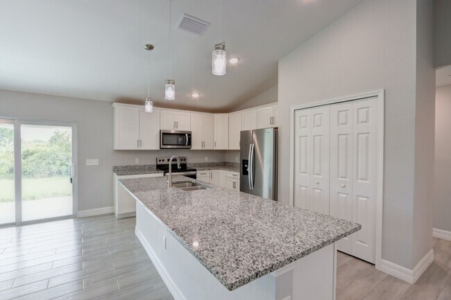 Building Photo - MUST SEE-CUSTOM BUILT-LARGE NEWER CONSTRUT...