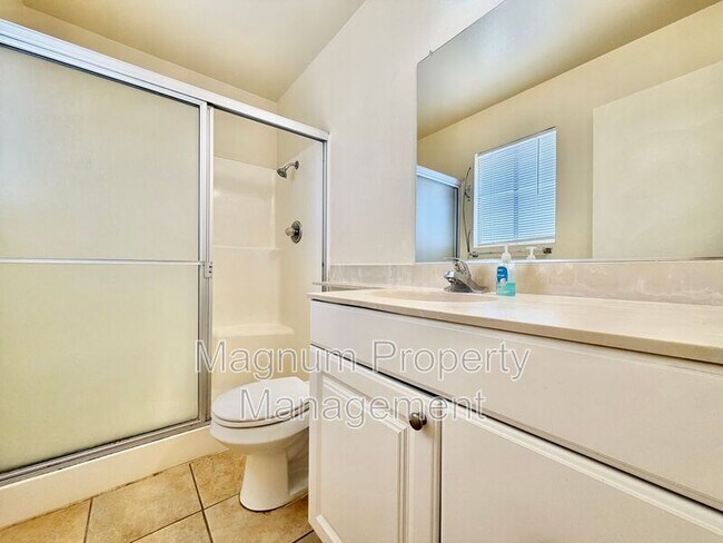 Building Photo - 132 E Bowen Rd