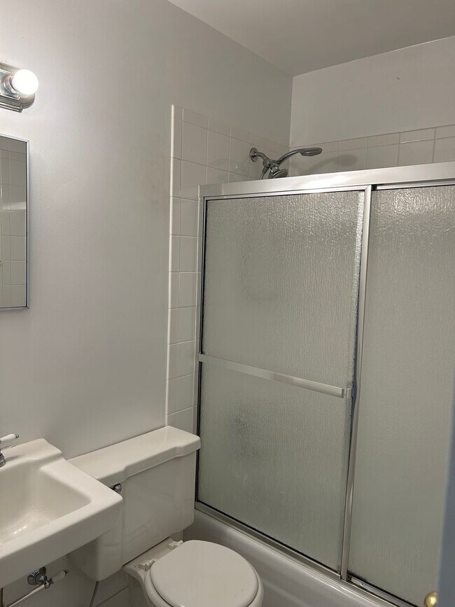 Building Photo - Charming 3 Bedroom, 2 Bath Brick Ranch Hom...