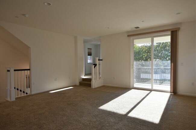 Building Photo - Gorgeous Modern 4 Bedroom 3.5 Bath in Stel...