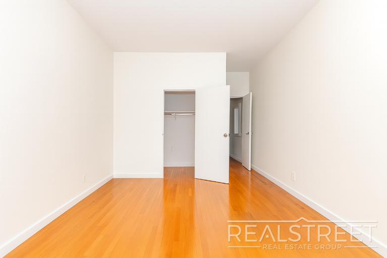 Building Photo - Gorgeous 2BR/1BA apartment available in prime Bushwick. This apartment is an absolute steal and will