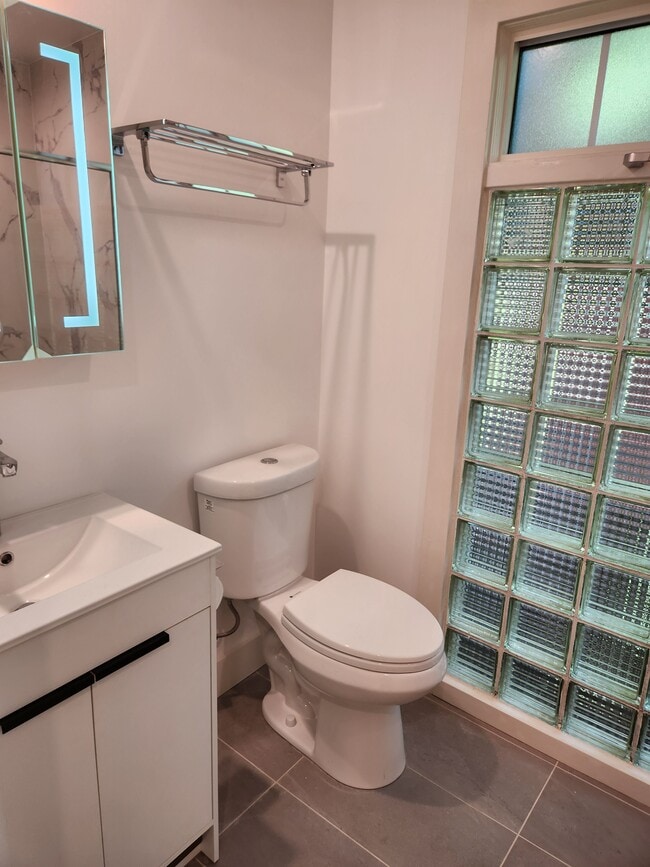 Building Photo - 530 Richmond St